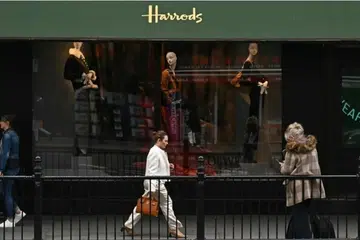 Harrods merupakan salah satu tarikan pelancongan terbesar dan paling ikonik di London, terkenal di seluruh dunia sebagai gedung beli-belah mewah yang menawarkan pengalaman membeli-belah bertaraf antarabangsa. Terletak di kawasan elit Knightsbridge, Harrods bukan sahaja menjadi destinasi utama bagi pembeli berkemampuan tinggi, tetapi juga tarikan bagi pelancong dari pelbagai negara yang ingin melihat kemewahan, sejarah, dan keunikan reka bentuk bangunannya.