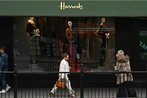Harrods merupakan salah satu tarikan pelancongan terbesar dan paling ikonik di London, terkenal di seluruh dunia sebagai gedung beli-belah mewah yang menawarkan pengalaman membeli-belah bertaraf antarabangsa. Terletak di kawasan elit Knightsbridge, Harrods bukan sahaja menjadi destinasi utama bagi pembeli berkemampuan tinggi, tetapi juga tarikan bagi pelancong dari pelbagai negara yang ingin melihat kemewahan, sejarah, dan keunikan reka bentuk bangunannya.