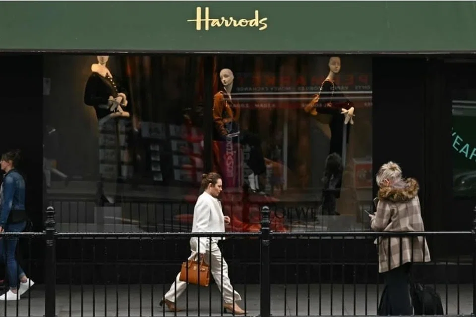 Harrods merupakan salah satu tarikan pelancongan terbesar dan paling ikonik di London, terkenal di seluruh dunia sebagai gedung beli-belah mewah yang menawarkan pengalaman membeli-belah bertaraf antarabangsa. Terletak di kawasan elit Knightsbridge, Harrods bukan sahaja menjadi destinasi utama bagi pembeli berkemampuan tinggi, tetapi juga tarikan bagi pelancong dari pelbagai negara yang ingin melihat kemewahan, sejarah, dan keunikan reka bentuk bangunannya.