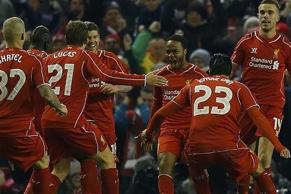 GENERASI BARU: Pemain muda seperti Raheem Sterling (dua dari kanan) mewakili kumpulan pemain pelapis yang bakal menjadi tunggak Liverpool pada masa depan, tetapi Steven Gerrard membuktikan beliau juga masih boleh memainkan peranan penting bagi kelab Anfield itu. - Foto REUTERS