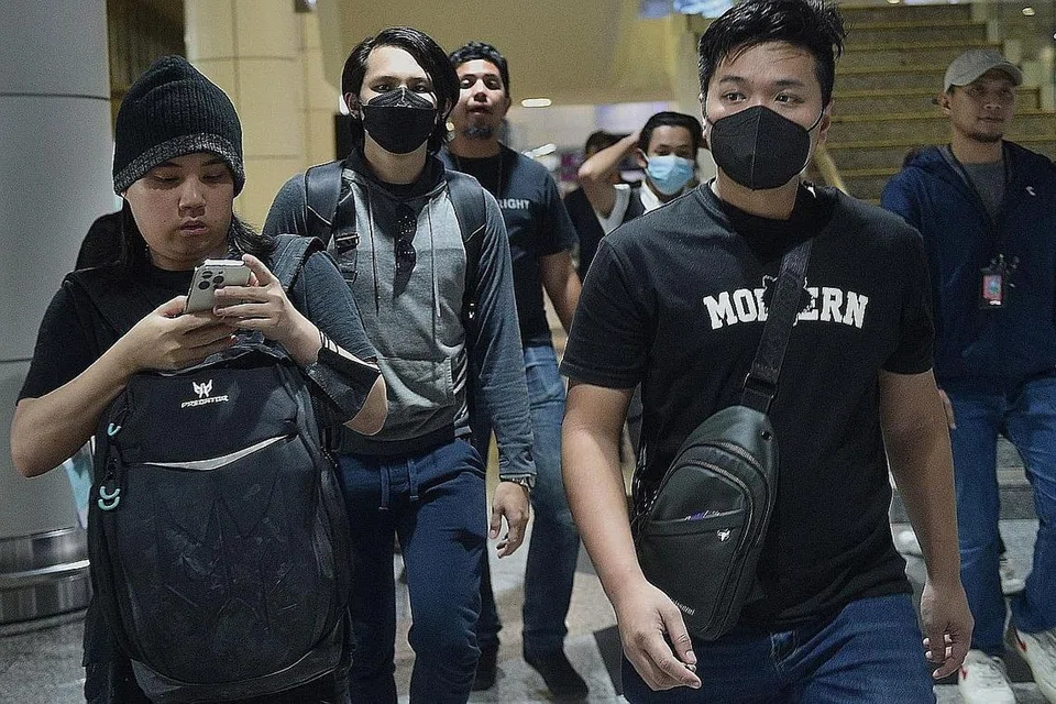 MANGSA SINDIKET: Rakyat Malaysia yang diselamatkan daripada sindiket pemerdagangan manusia di Myanmar yang tiba di Kuala Lumpur pada 21 Disember 2022. - Foto AFP