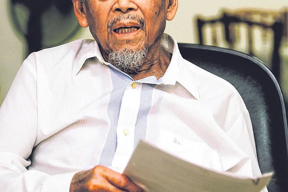 USTAZ AHMAD SONHADJI MOHAMAD: Hasilkan kitab tafsir, 'Abr Al-Athir, 30 juzuk yang disiapkan sepanjang 25 tahun. 