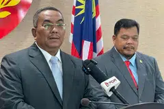 Menteri Besar Kedah, Datuk Seri Muhammad Sanusi Md Nor (kiri).