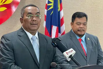 Menteri Besar Kedah, Datuk Seri Muhammad Sanusi Md Nor (kiri).
