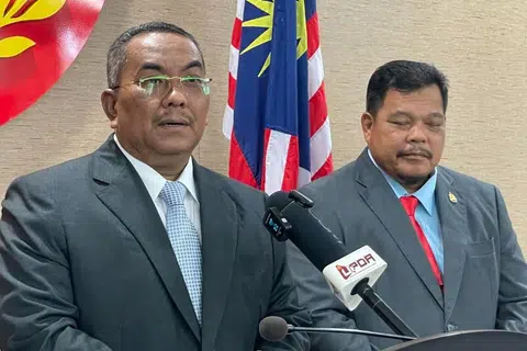 Menteri Besar Kedah, Datuk Seri Muhammad Sanusi Md Nor (kiri).