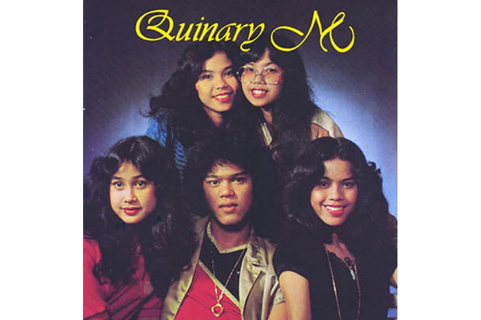 QUINARY M: Mazuin (duduk paling kiri) adalah anggota paling popular Quinary M. Adik-beradiknya yang lain turut bermain muzik. - Foto IRMANADA MUSICAL