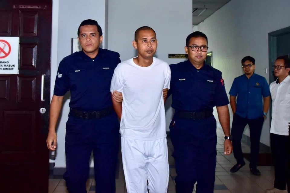 Lelaki warga Singapura, Shahrul Nizam Zuraimy, 36 tahun (tengah) dihukum penjara 74 tahun dan 24 sebatan, selepas didapati bersalah membunuh isteri dan anak lelaki tirinya secara kejam, pada 2019.