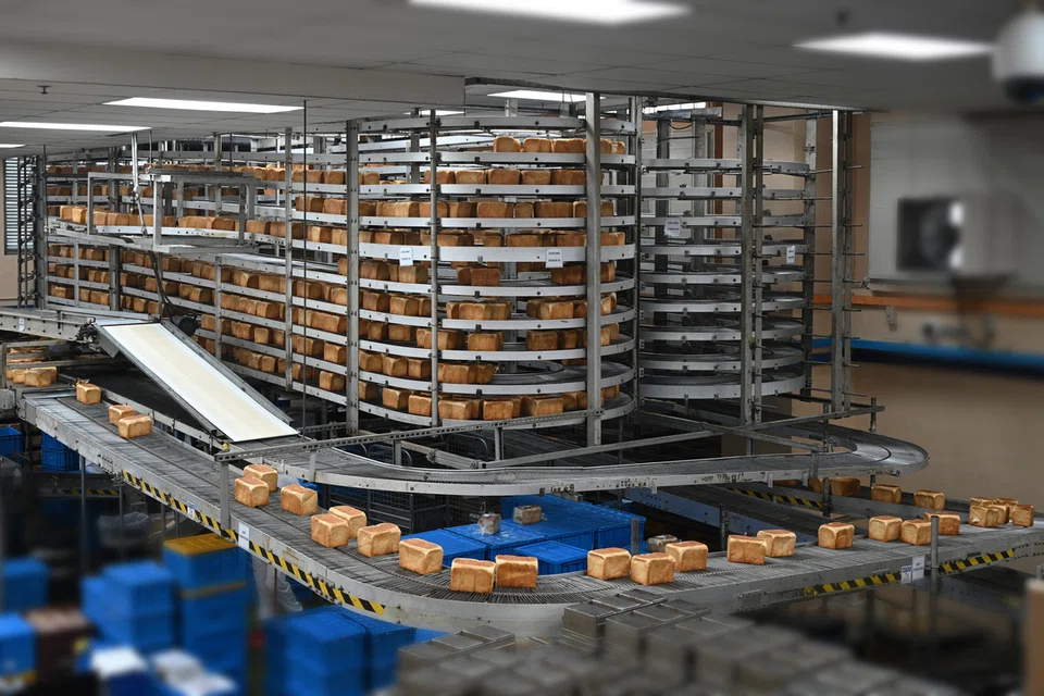 Selain kuih bulan, Yellow Ribbon Bakery, turut menghasilkan roti. 