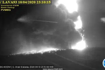 KEMBALI MELETUS: Gunung Anak Krakatau meletus dua kali pada 10.58 malam dan 11.35 malam tadi. 