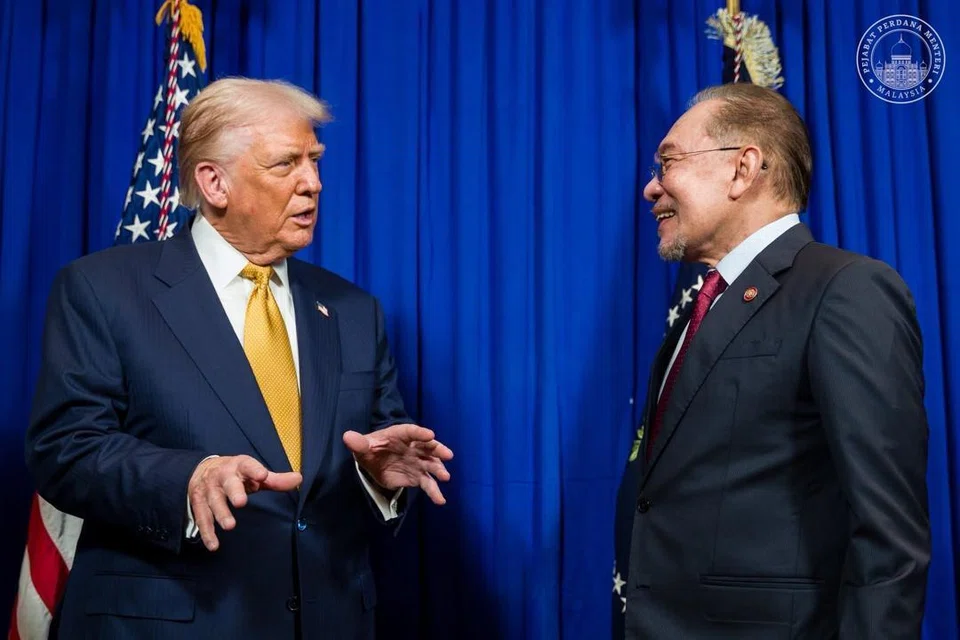 Kehadiran Presiden Amerika Syarikat, Encik Donald Trump (kiri), pada Sidang Puncak Asean ke-46 yang dipengerusikan Malaysia pada 2025, melakar sejarah peribadi dan reputasi cemerlang Perdana Menteri, Datuk Seri Anwar Ibrahim.  