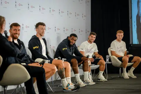 BERTEMU PEMINAT: Para pemain Spurs mempunyai jadual kegiatan yang padat pada Selasa termasuk sesi bertemu peminat sebelum sesi latihan terbuka sebagai persiapan bagi perlawanan menentang Lion City Sailors malam Rabu. 