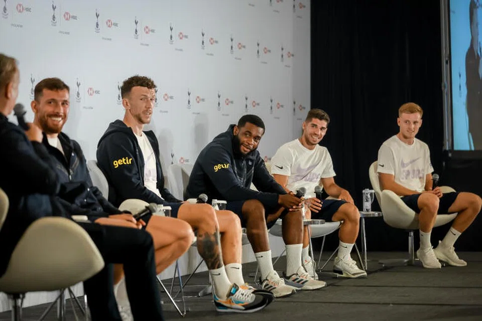 BERTEMU PEMINAT: Para pemain Spurs mempunyai jadual kegiatan yang padat pada Selasa termasuk sesi bertemu peminat sebelum sesi latihan terbuka sebagai persiapan bagi perlawanan menentang Lion City Sailors malam Rabu. 