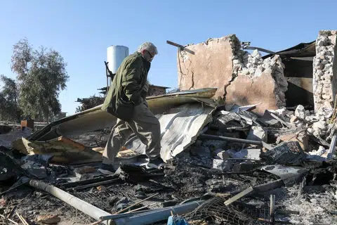 Seorang anggota Peshmerga Kurdi Iran daripada Parti Demokratik Kurdistan Iran (KDPI) memeriksa kerosakan di Kem Azadi milik KDPI selepas serangan rentas sempadan oleh Iran di bandar Koye (Koysinjaq), di timur daerah Erbil dalam wilayah autonomi Kurdistan di utara Iraq, pada 3 Mac 2026. Wilayah Kurdistan menempatkan pasukan gabungan yang diketuai Amerika Syarikat, dan ibu kotanya, Erbil, turut menempatkan kompleks konsulat Amerika yang besar.