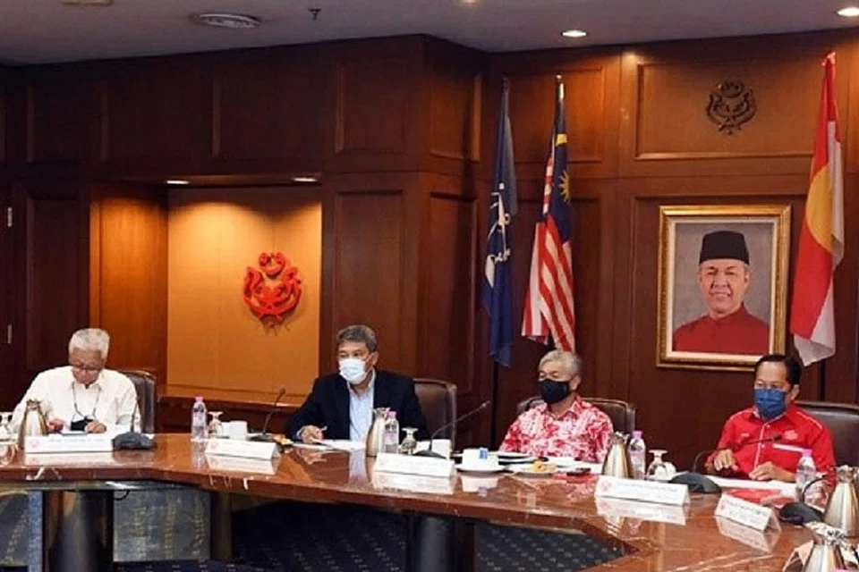 MESYUARAT: Presiden UMNO Datuk Seri Dr Ahmad Zahid Hamidi (dua dari kanan) mempengerusikan Mesyuarat Biro Politik UMNO Malaysia di Menara Datuk Onn PWTC. - Foto MEDIAUMNO