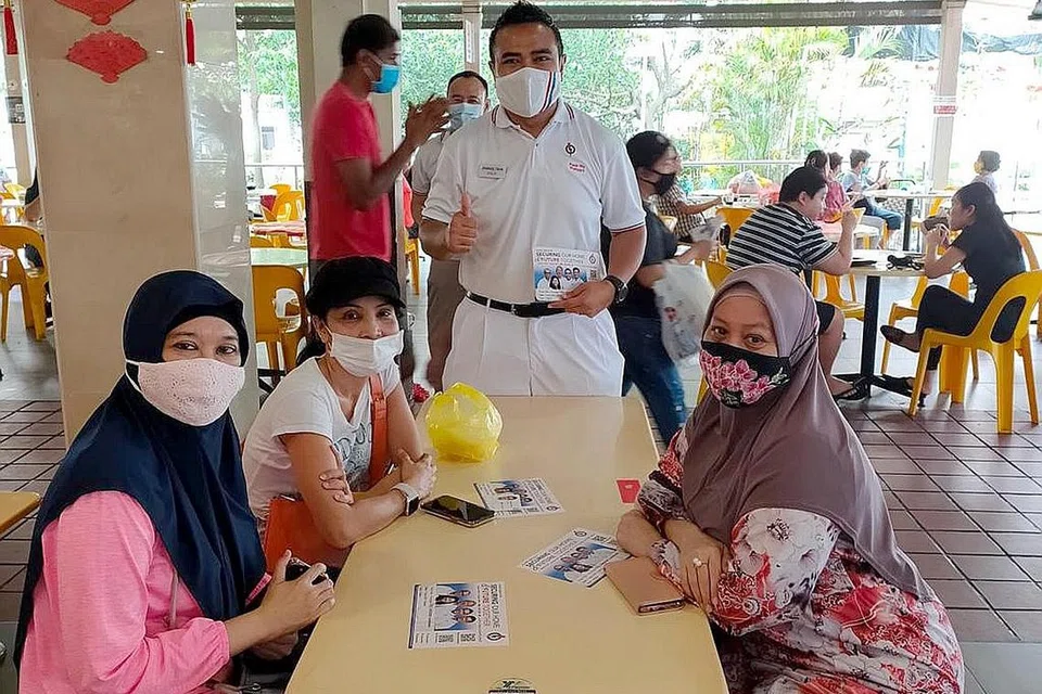 DEKATI PENDUDUK : Encik Sharael Taha giat bertemu penduduk di kawasan undi GRC Pasir Ris-Punggol demi memahami dengan lebih mendalam keprihatinan mereka. - Foto PASIR RIS -PUNGGOL