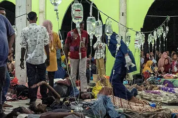 NILAI KEIHSANAN: Berdasarkan pemerhatian wartawan agensi berita AFP, ada dalam kalangan pelarian itu sangat lemah, kurus dan petugas kesihatan kelihatan memberi rawatan kepada mereka yang memerlukan. - Foto REUTERS