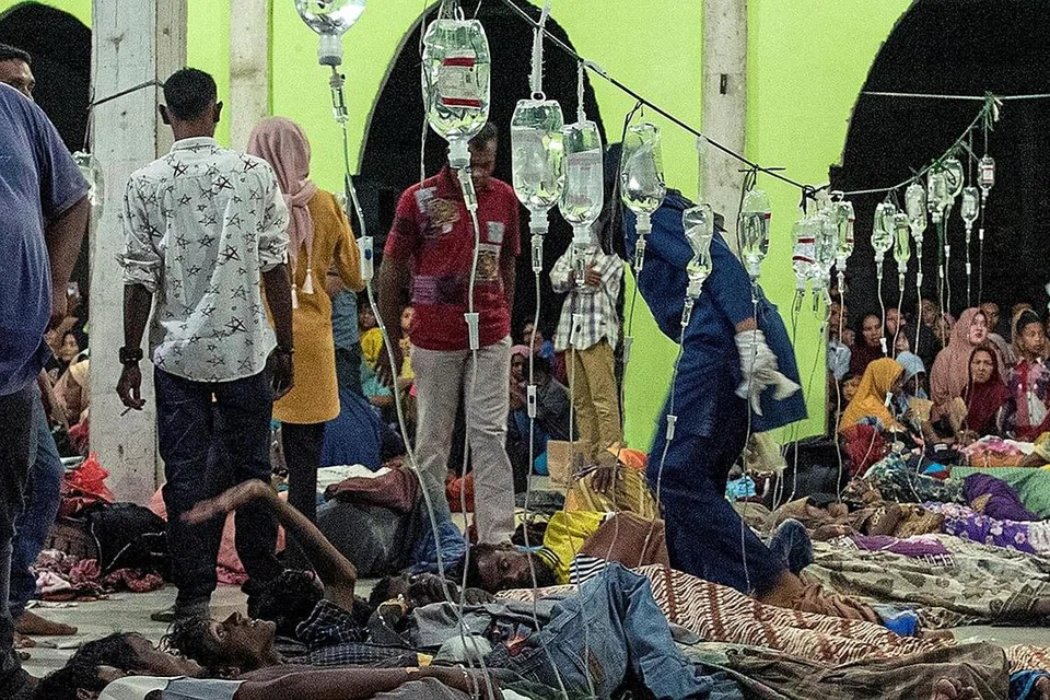 NILAI KEIHSANAN: Berdasarkan pemerhatian wartawan agensi berita AFP, ada dalam kalangan pelarian itu sangat lemah, kurus dan petugas kesihatan kelihatan memberi rawatan kepada mereka yang memerlukan. - Foto REUTERS