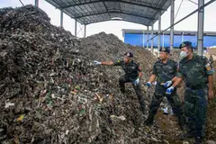Pihak berkuasa Malaysia menunjukkan sisa buangan elektrik dan elektronik (e-waste) di sebuah kilang di Jalan Sungai Siput-Kuala Kangsar, Perak, yang diserbu pada 15 Februari.