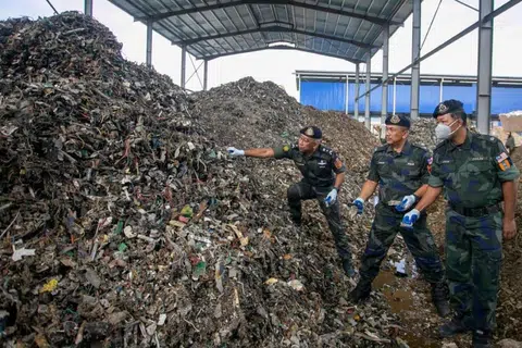 Pihak berkuasa Malaysia menunjukkan sisa buangan elektrik dan elektronik (e-waste) di sebuah kilang di Jalan Sungai Siput-Kuala Kangsar, Perak, yang diserbu pada 15 Februari.