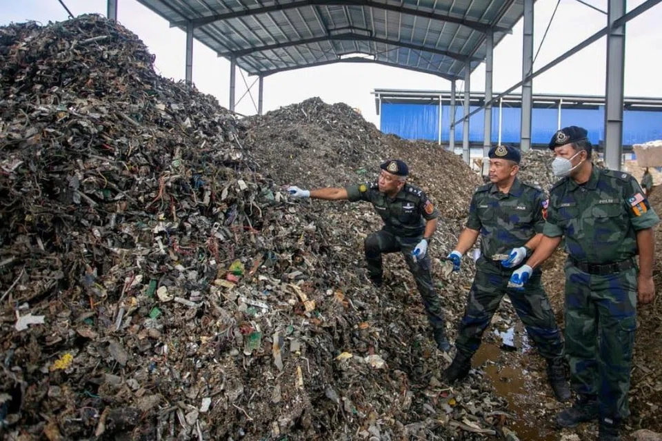 Pihak berkuasa Malaysia menunjukkan sisa buangan elektrik dan elektronik (e-waste) di sebuah kilang di Jalan Sungai Siput-Kuala Kangsar, Perak, yang diserbu pada 15 Februari.