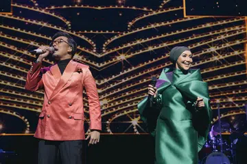GANDINGAN LUAR BIASA: Kelunakan suara Anuar Zain dan tenaga vokal kakaknya Ziana Zain menjadikan konsert tiga jam di The Star Theatre, Sabtu lalu, sebagai penawar jiwa pascapandemik. - Foto LIVE NATION SINGAPORE