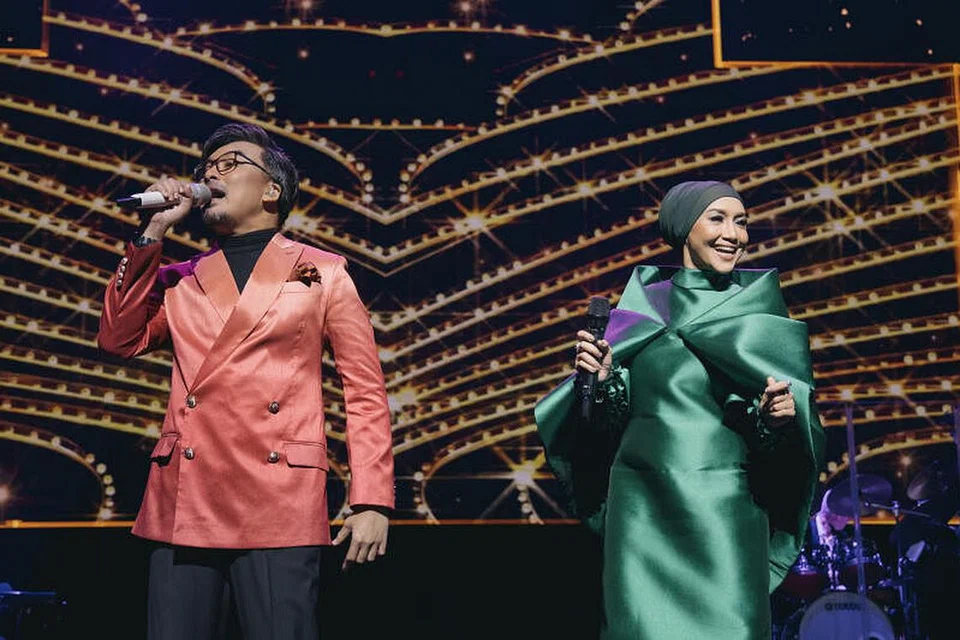 GANDINGAN LUAR BIASA: Kelunakan suara Anuar Zain dan tenaga vokal kakaknya Ziana Zain menjadikan konsert tiga jam di The Star Theatre, Sabtu lalu, sebagai penawar jiwa pascapandemik. - Foto LIVE NATION SINGAPORE