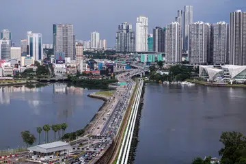 Persekutuan Perniagaan Singapura (SBF) mengalu-alukan inisiatif awal seperti usaha untuk memperkemas prosedur kastam bagi pemindahan barangan antara laluan darat dan pelaksanaan pelepasan kod QR tanpa pasport di pusat pemeriksaan darat antara Singapura dengan Malaysia.
