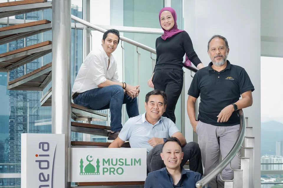 TERIMA SUNTIKAN DANA: Dari atas (kiri ke kanan): Pengarah Urusan Bitsmedia, Encik Nafees Khundker; CEO  Bitsmedia, Cik Faradilla Abdullah; Rakan Kongsi Pengurusan CMIA Capital Partners, Encik Lee Chong Min; Rakan Kongsi Pengurusan Gobi (Malaysia), Encik Jamaludin Bujang; dan Pengasas dan CEO Bintang, Encik Johan Rozali-Wathooth. 