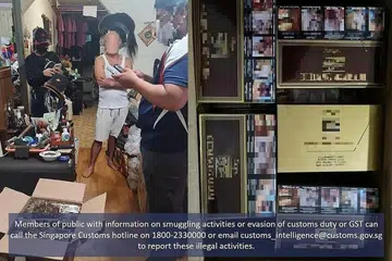 PADAH BELI ROKOK KONTRABAN: Bungkusan rokok elak cukai dijumpai pegawai Kastam Singapura semasa salah satu operasinya awal bulan ini. - Foto KASTAM SINGAPURA