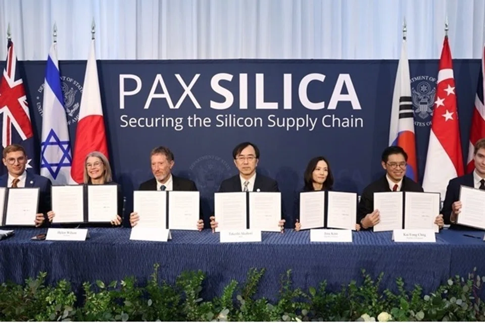 Singapura, Australia, Israel, Jepun, Korea Selatan, Britain dan Amerika Syarikat menandatangani Deklarasi Pax Silica di akhir Sidang Puncak Pax Silica pertama yang diadakan Amerika. Deklarasi itu “mencerminkan komitmen bersama untuk memajukan kemakmuran, kemajuan teknologi dan keselamatan ekonomi”, kata Kementerian Penerangan dan Pembangunan Digital (MDDI) dalam satu kenyataan pada 14 Disember.