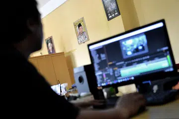 Seorang kru Aswaja TV, atau Ahlussunnah wal Jama'ah Televisi, milik Nahdlatul Ulama, sedang menyunting program televisyen pada skrin tv di pejabat mereka di Jakarta. Pertubuhan Islam Indonesia itu sedang melawan mesej ISIS yang penuh kebencian dengan menyebar mesej sederhana Islam secara dalam talian.