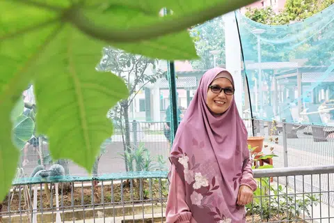 Cik Aishah Abdul Jalil diiktiraf dengan Anugerah Yishunite 2024 oleh Majlis Bandaran Nee Soon, atas dedikasinya sebagai pekebun masyarakat di Nee Soon East selama tiga tahun.