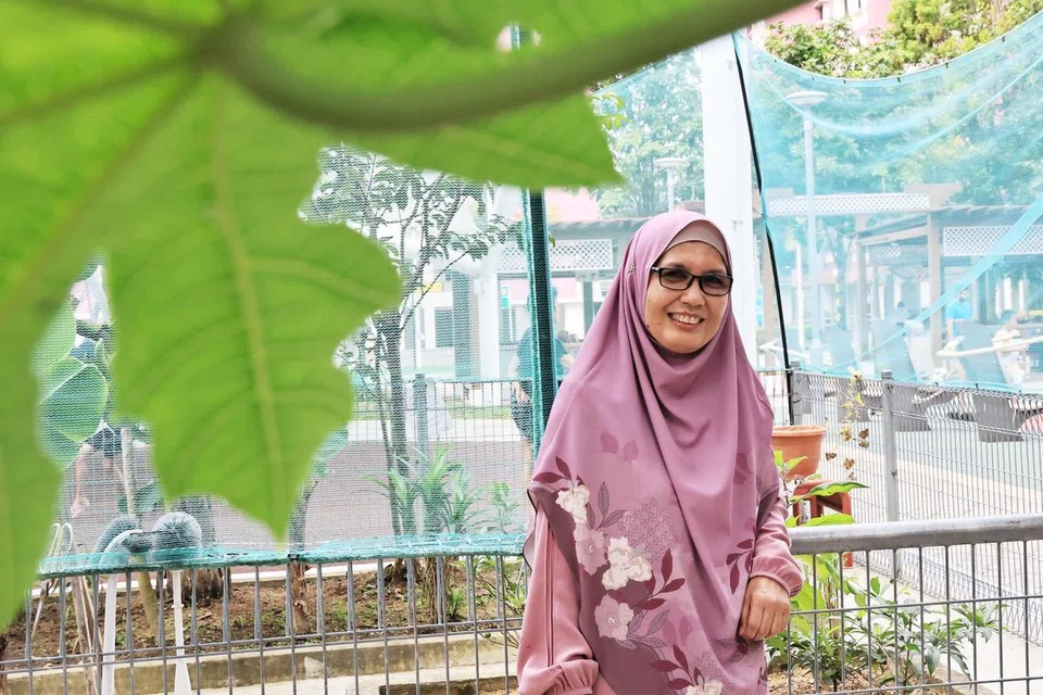 Cik Aishah Abdul Jalil diiktiraf dengan Anugerah Yishunite 2024 oleh Majlis Bandaran Nee Soon, atas dedikasinya sebagai pekebun masyarakat di Nee Soon East selama tiga tahun.
