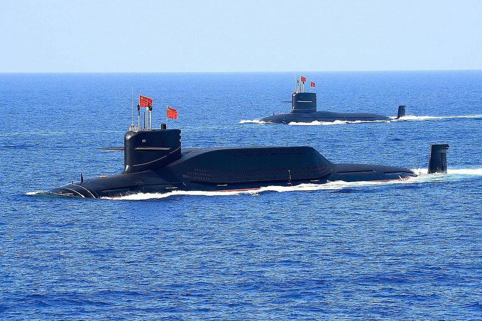SAINGAN NYATA: Kapal selam balistik bagi kelas Jin, yang dimiliki Tentera Pembelasan Rakyat China (PLA) dilihat dalam satu pertunjukan tentera di Laut China Selatan pada 12 April 2018. - Foto REUTERS