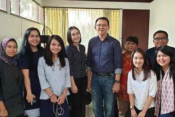 SENYUMAN GEMBIRA: Mantan gabenor Jakarta, Encik Basuki Tjahaja Purnama (tengah), bergambar bersama ahli keluarganya di rumah selepas dibebaskan pada 7.30 pagi dari Pusat Tahanan Briged Bergerak di Depok, Jakarta Selatan, semalam. - Foto EPA-EFE