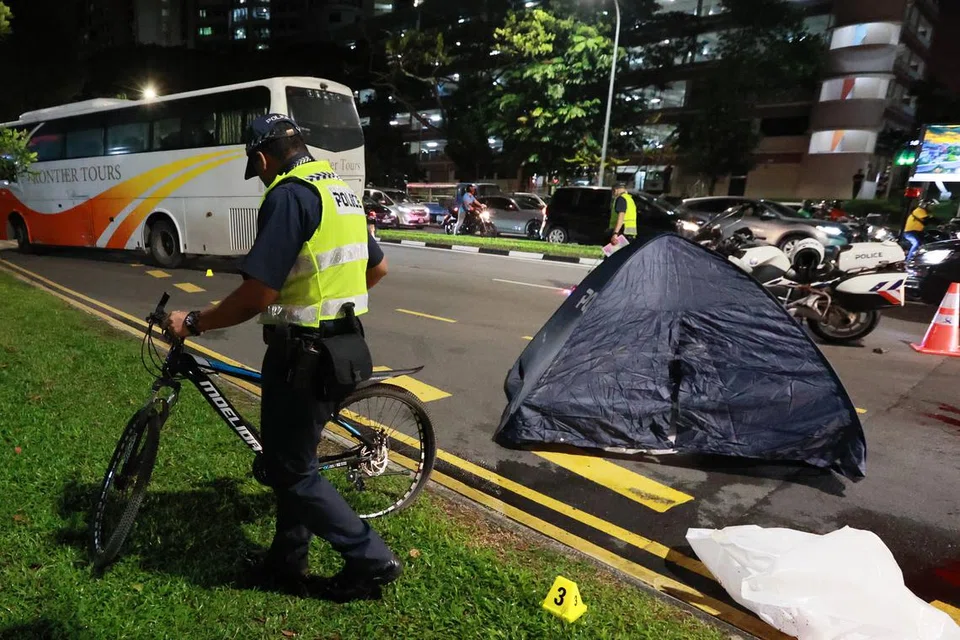 PEMANDU BAS DITAHAN: Seorang penunggang basikal maut dalam nahas di simpang Yishun Avenue 2 dan Yishun Ring Road ini. Seorang pemandu bas ditahan kerana disyaki memandu secara cuai hingga menyebabkan kematian.