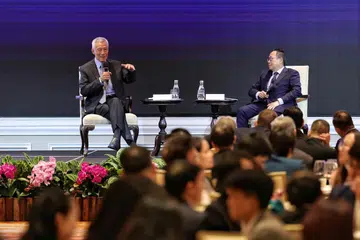 Menteri Kanan, Encik Lee Hsien Loong (kiri) dan Presiden Persatuan Ekonomi Singapura (ESS), Encik Euston Quah, semasa majlis makan malam ESS pada 15 Julai. 