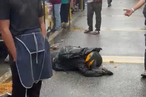 TANGKAP layar video tular seorang lelaki orang kurang upaya terbaring selepas dipukul beberapa individu. 