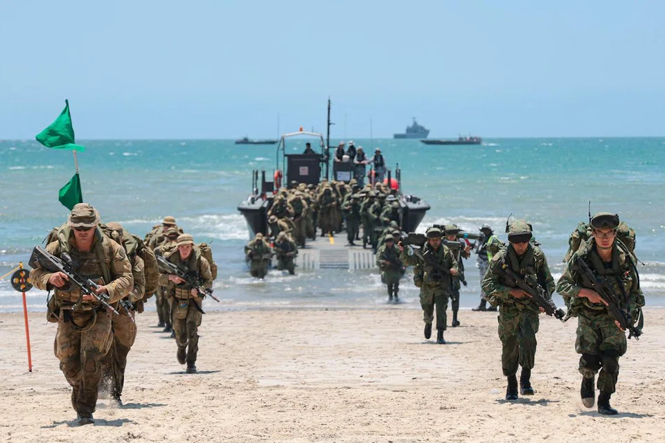 Tentera Angkatan Pertahanan Australia (ADF) (kiri) dan Angkatan Bersenjata Singapura (SAF) menjalani Latihan Trident 2024 secara bersama. Mereka baru sahaja mendarat melalui Kapal Utiliti Laju (FCU).