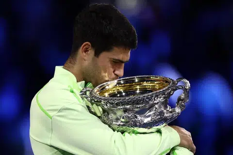 Carlos Alcaraz meraikan kemenangan selepas memenangi acara perseorangan lelaki Terbuka Australia selepas menewaskan jaguh veteran, Novak Djokovic, dari Serbia. Alcaraz menjadi lelaki termuda untuk memenangi keempat-empat gelaran Grand Slam.