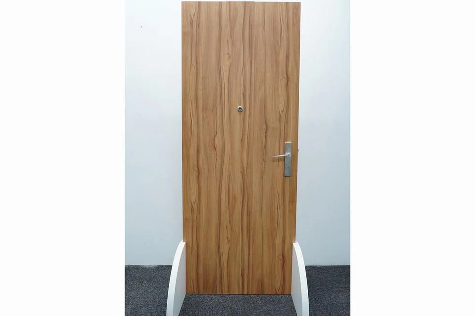 TAHAN LAMA: Pintu kayu dilaminasi ini yang diperkenalkan oleh HDB di bawah HIP boleh tahan calar dan tahan lebih lama daripada pintu kayu biasa. - Foto HDB
