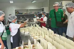 Petugas dan rakan kongsi tempatan pertubuhan kemanusiaan Humanity Matters (HM) menyediakan pek makanan yang sudah siap dimasak untuk diagihkan kepada mangsa gempa bumi di wilayah Sarangani, Mindanao.