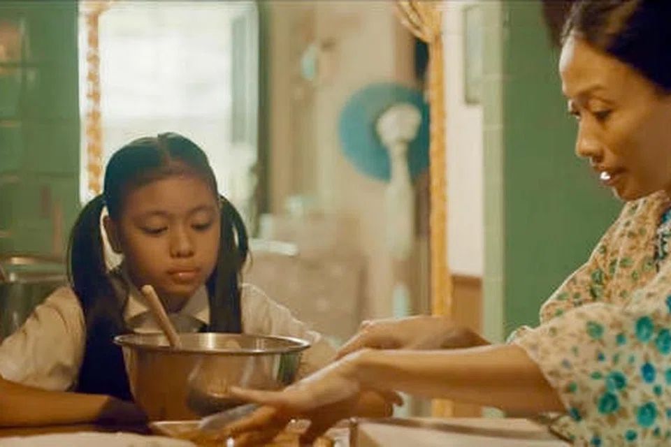 Dalam filem pendek bertajuk Ibu, seorang ibu daripada Generasi Merdeka mencurahkan tenaga demi keempat-empat anaknya dengan menjual kuih.