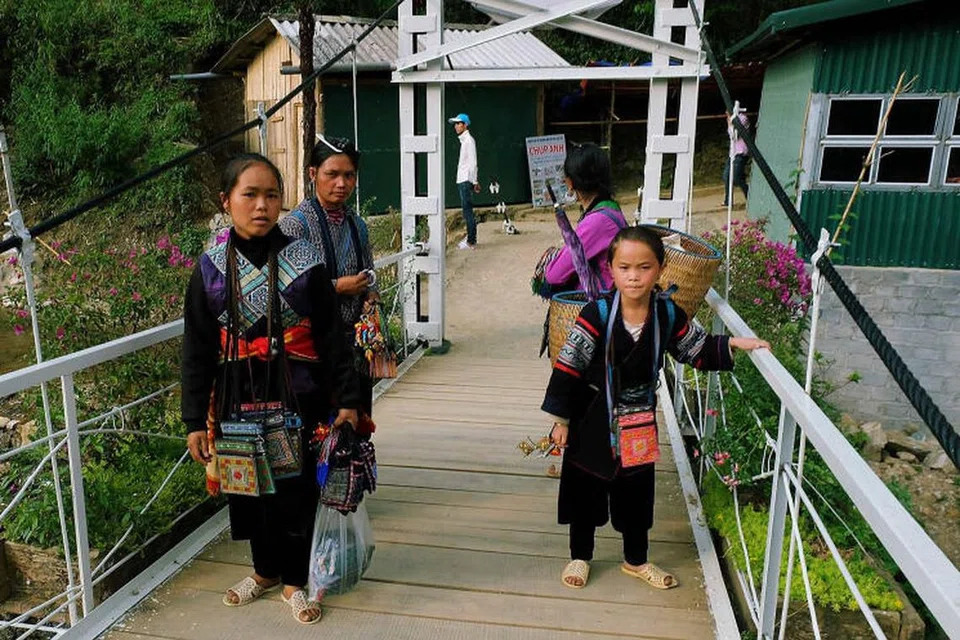 PENCERIA SUASANA: Melihatkan orang asli mengenakan pakaian tradisional mereka  sudah cukup membuat pelancong ghairah merakam foto mereka.