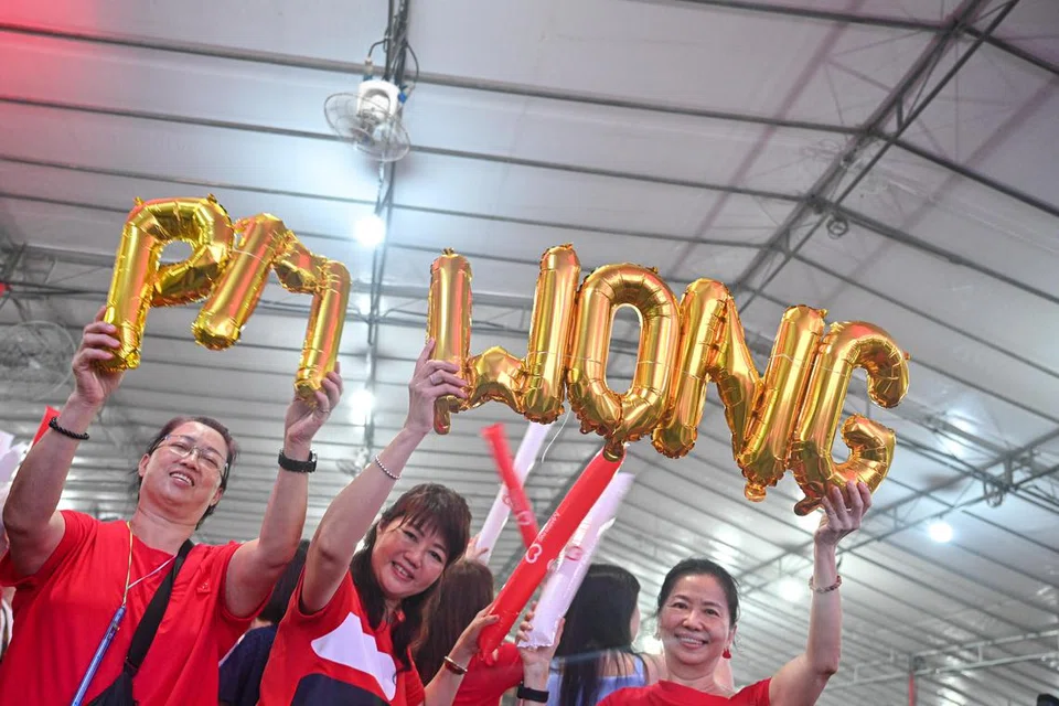 Penduduk GRC Marsiling-Yew Tee menayangkan belon dengan kata-kata ‘PM Wong’ semasa majlis di kawasan lapang bersebelahan stesen MRT Yew Tee.