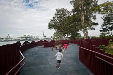 Pembukaan kawasan seperti Mandai Boardwalk dan Keppel Coastal Trail di Taman Labrador baru-baru ini bukan sekadar menambah laluan pejalan kaki baru. Ia merupakan sebahagian daripada usaha jangka panjang lebih luas untuk menjadikan alam semula jadi lebih mudah diakses orang ramai.
