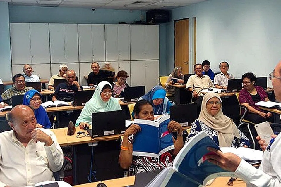 USAH GENTAR DENGAN KEMUNGKINAN: Wujudnya jenayah siber tidak bermakna warga tua harus terus menjauhinya. Sebaliknya, mereka harus sedar cara melindungi diri daripada menjadi mangsa. - Foto fail