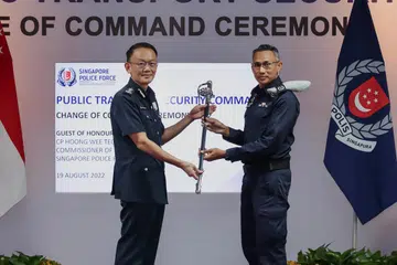 PELANTIKAN BERMAKNA: DAC Masagoes Idris Hussain (kanan) menerima Pedang Pemerintah dari Pesuruhjaya Polis (CP) Hoong Wee Teck semasa majlis Pertukaran Pegawai Pemerintah, semalam (19 Ogos). 