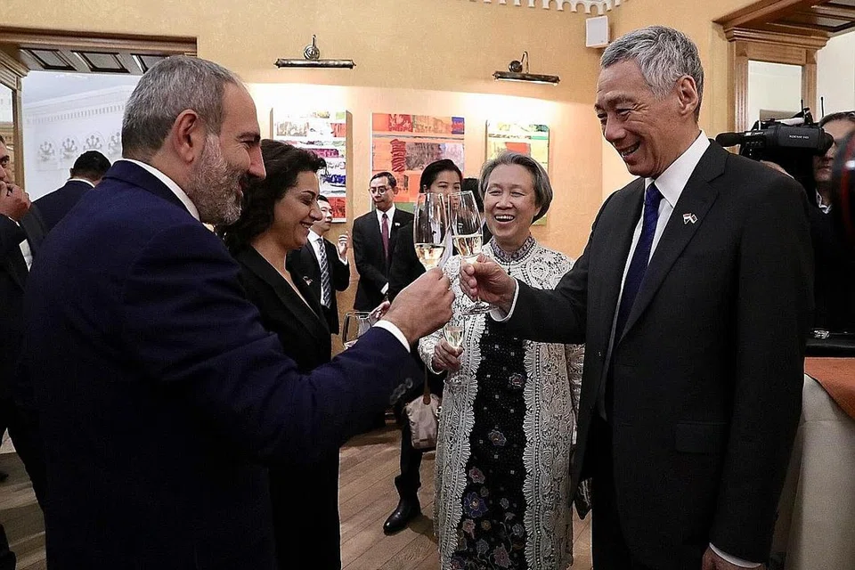 SALING MESRA: Encik Lee dan Encik Pashiyan bersama isteri masing-masing sebelum jamuan tengah malam di Yerevan, Armenia, kelmarin. - Foto MCI
