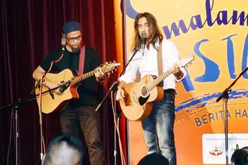 SATU SUARA: Rausyanfikir yang terdiri daripada Art Fazil dan Khair Yasin mempersembahkan beberapa lagu puisi yang sering terdengar di corong radio termasuk 'Satu Suara' dan 'Musim Bunga'.